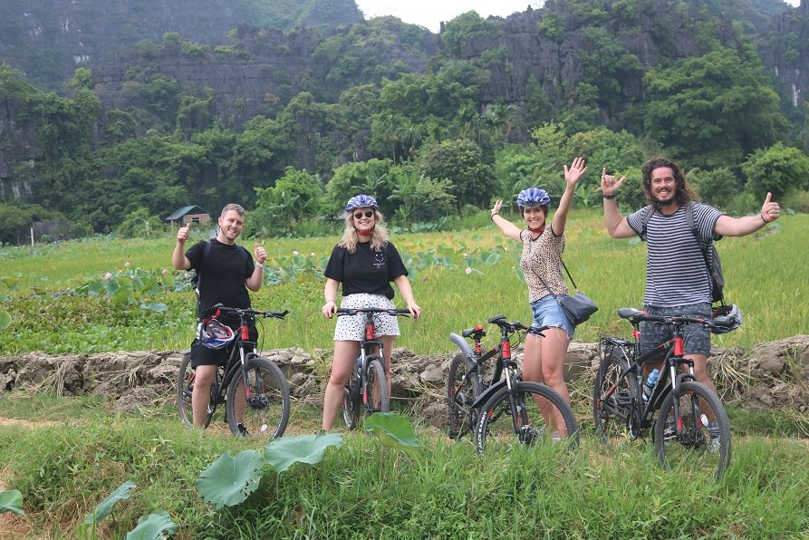 Fietsen in Tam Coc: Ontdek het Magische Hart van Ninh Binh op Twee Wielen